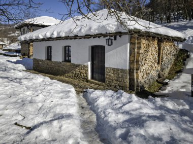 Bulgaristan 'ın Gabrovo kenti yakınlarındaki Etnoğrafya Köyü' nün (Etara) kış manzarası