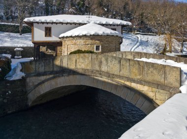 Bulgaristan 'ın Gabrovo kenti yakınlarındaki Etnoğrafya Köyü' nün (Etara) kış manzarası