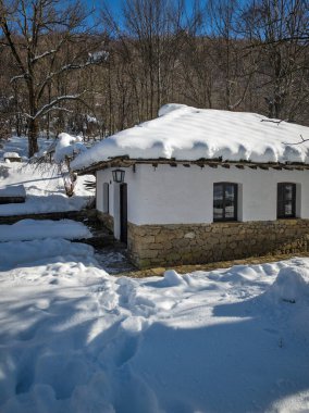 Bulgaristan 'ın Gabrovo kenti yakınlarındaki Etnoğrafya Köyü' nün (Etara) kış manzarası