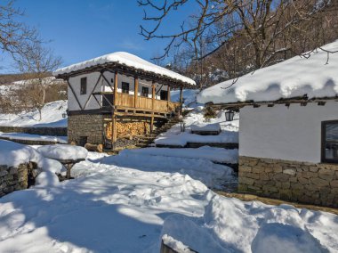 Bulgaristan 'ın Gabrovo kenti yakınlarındaki Etnoğrafya Köyü' nün (Etara) kış manzarası