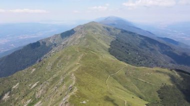 Bulgaristan 'ın Blagoevgrad bölgesindeki Kongur tepesi etrafındaki Belasitsa Dağı' nın havadan yaz manzarası