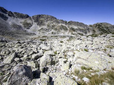 Bulgaristan 'ın Musala zirvesi ve Buz Gölü yakınlarındaki Rila dağının yaz manzarası