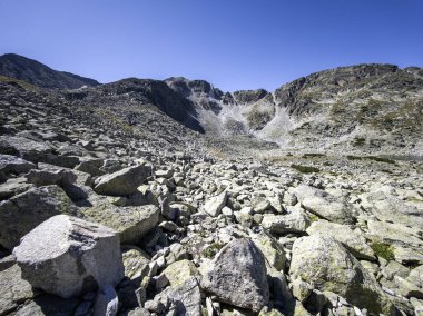 Bulgaristan 'ın Musala zirvesi ve Buz Gölü yakınlarındaki Rila dağının yaz manzarası