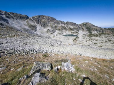 Bulgaristan 'ın Musala zirvesi ve Buz Gölü yakınlarındaki Rila dağının yaz manzarası