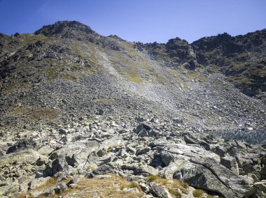 Bulgaristan 'ın Musala zirvesi ve Buz Gölü yakınlarındaki Rila dağının yaz manzarası