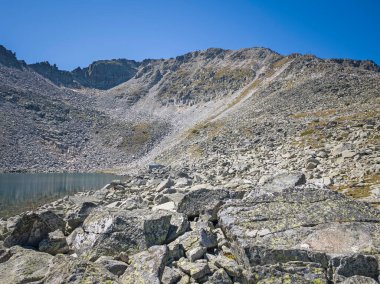 Bulgaristan 'ın Musala zirvesi ve Buz Gölü yakınlarındaki Rila dağının yaz manzarası
