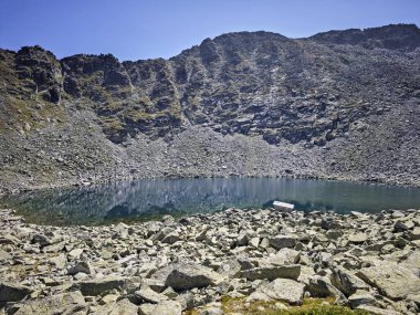 Bulgaristan 'ın Musala zirvesi ve Buz Gölü yakınlarındaki Rila dağının yaz manzarası