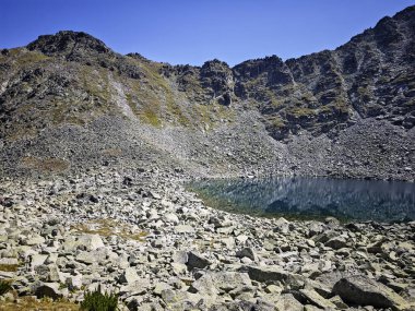 Bulgaristan 'ın Musala zirvesi ve Buz Gölü yakınlarındaki Rila dağının yaz manzarası