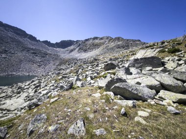 Bulgaristan 'ın Musala zirvesi ve Buz Gölü yakınlarındaki Rila dağının yaz manzarası