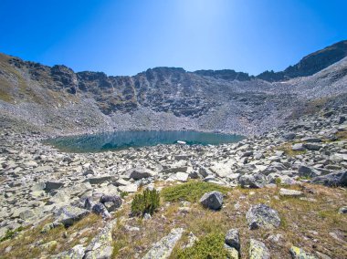 Bulgaristan 'ın Musala zirvesi ve Buz Gölü yakınlarındaki Rila dağının yaz manzarası