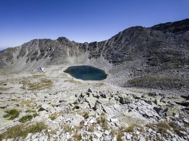 Bulgaristan 'ın Musala zirvesi ve Buz Gölü yakınlarındaki Rila dağının yaz manzarası