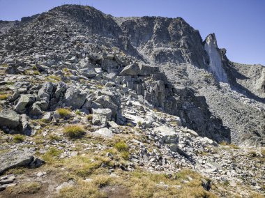 Bulgaristan 'ın Musala zirvesi ve Buz Gölü yakınlarındaki Rila dağının yaz manzarası