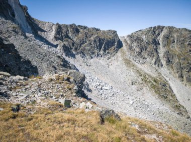 Bulgaristan 'ın Musala zirvesi ve Buz Gölü yakınlarındaki Rila dağının yaz manzarası