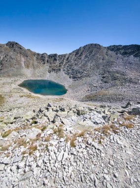 Bulgaristan 'ın Musala zirvesi ve Buz Gölü yakınlarındaki Rila dağının yaz manzarası