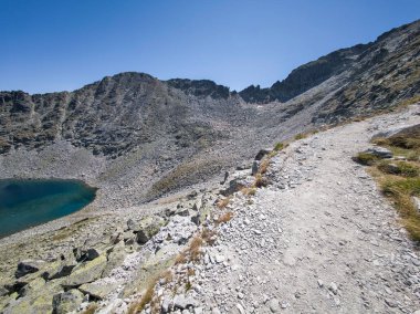 Bulgaristan 'ın Musala zirvesi ve Buz Gölü yakınlarındaki Rila dağının yaz manzarası