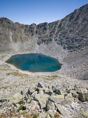 Bulgaristan 'ın Musala zirvesi ve Buz Gölü yakınlarındaki Rila dağının yaz manzarası