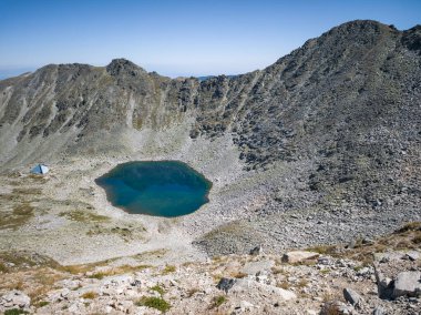 Bulgaristan 'ın Musala zirvesi ve Buz Gölü yakınlarındaki Rila dağının yaz manzarası