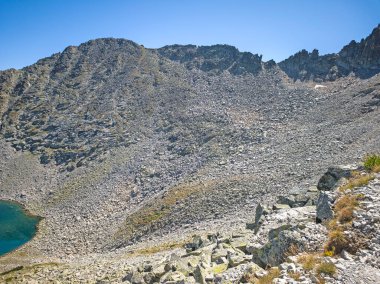 Bulgaristan 'ın Musala zirvesi ve Buz Gölü yakınlarındaki Rila dağının yaz manzarası