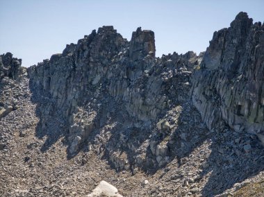 Bulgaristan 'ın Musala zirvesi ve Buz Gölü yakınlarındaki Rila dağının yaz manzarası