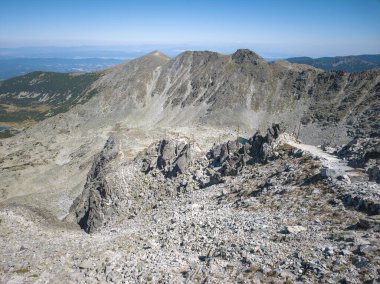 Bulgaristan 'ın Musala zirvesi ve Buz Gölü yakınlarındaki Rila dağının yaz manzarası