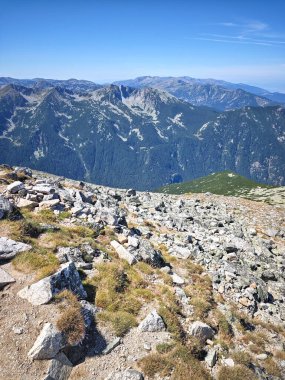 Bulgaristan 'ın Musala zirvesi ve Buz Gölü yakınlarındaki Rila dağının yaz manzarası