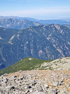 Bulgaristan 'ın Musala zirvesi ve Buz Gölü yakınlarındaki Rila dağının yaz manzarası