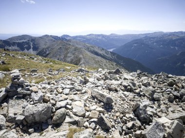 Bulgaristan 'ın Musala zirvesi ve Buz Gölü yakınlarındaki Rila dağının yaz manzarası