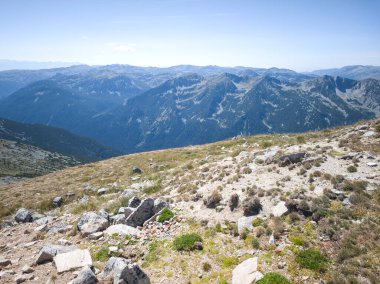 Bulgaristan 'ın Musala zirvesi ve Buz Gölü yakınlarındaki Rila dağının yaz manzarası