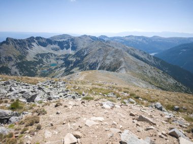 Bulgaristan 'ın Musala zirvesi ve Buz Gölü yakınlarındaki Rila dağının yaz manzarası
