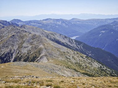 Bulgaristan 'ın Musala zirvesi ve Buz Gölü yakınlarındaki Rila dağının yaz manzarası
