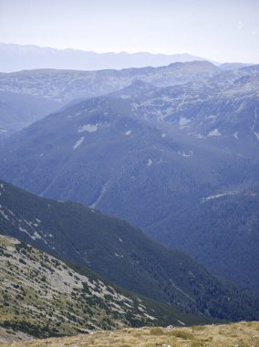 Bulgaristan 'ın Musala zirvesi ve Buz Gölü yakınlarındaki Rila dağının yaz manzarası