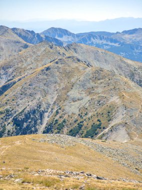 Bulgaristan 'ın Musala zirvesi ve Buz Gölü yakınlarındaki Rila dağının yaz manzarası