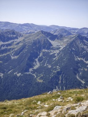 Bulgaristan 'ın Musala zirvesi ve Buz Gölü yakınlarındaki Rila dağının yaz manzarası