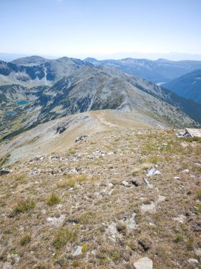 Bulgaristan 'ın Musala zirvesi ve Buz Gölü yakınlarındaki Rila dağının yaz manzarası
