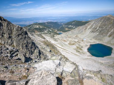 Bulgaristan 'ın Musala zirvesi ve Buz Gölü yakınlarındaki Rila dağının yaz manzarası