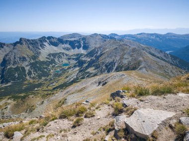 Bulgaristan 'ın Musala zirvesi ve Buz Gölü yakınlarındaki Rila dağının yaz manzarası