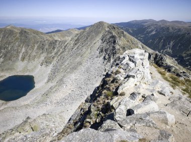 Bulgaristan 'ın Musala zirvesi ve Buz Gölü yakınlarındaki Rila dağının yaz manzarası