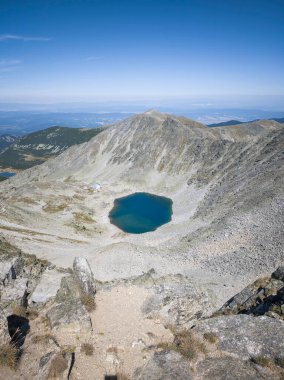 Bulgaristan 'ın Musala zirvesi ve Buz Gölü yakınlarındaki Rila dağının yaz manzarası