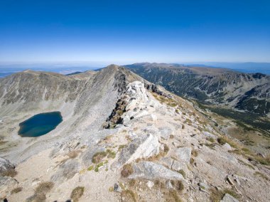 Bulgaristan 'ın Musala zirvesi ve Buz Gölü yakınlarındaki Rila dağının yaz manzarası