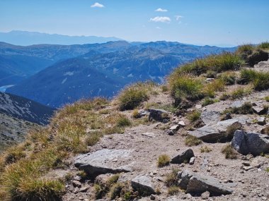 Bulgaristan 'ın Musala zirvesi ve Buz Gölü yakınlarındaki Rila dağının yaz manzarası