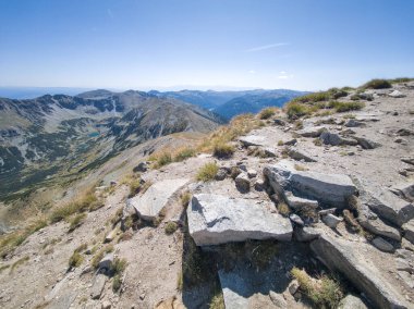 Bulgaristan 'ın Musala zirvesi ve Buz Gölü yakınlarındaki Rila dağının yaz manzarası
