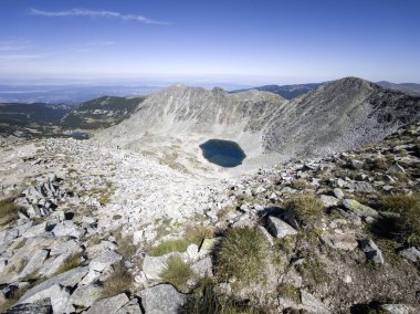 Bulgaristan 'ın Musala zirvesi ve Buz Gölü yakınlarındaki Rila dağının yaz manzarası
