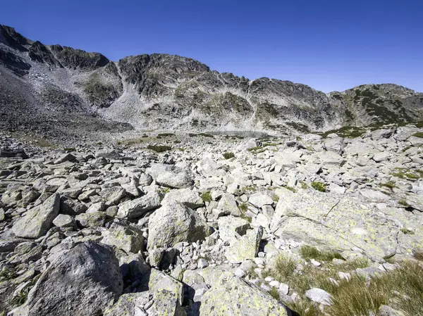 Bulgaristan 'ın Musala zirvesi ve Buz Gölü yakınlarındaki Rila dağının yaz manzarası