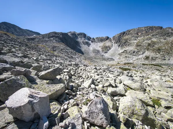 Bulgaristan 'ın Musala zirvesi ve Buz Gölü yakınlarındaki Rila dağının yaz manzarası