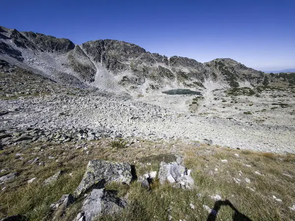 Bulgaristan 'ın Musala zirvesi ve Buz Gölü yakınlarındaki Rila dağının yaz manzarası