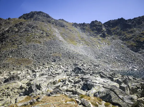 Bulgaristan 'ın Musala zirvesi ve Buz Gölü yakınlarındaki Rila dağının yaz manzarası
