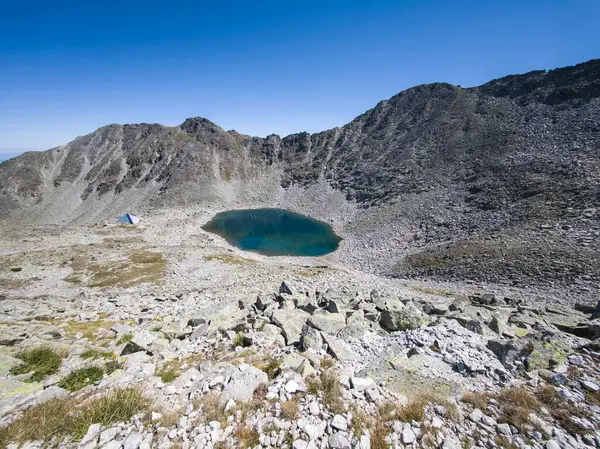 Bulgaristan 'ın Musala zirvesi ve Buz Gölü yakınlarındaki Rila dağının yaz manzarası