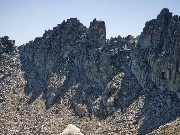 Bulgaristan 'ın Musala zirvesi ve Buz Gölü yakınlarındaki Rila dağının yaz manzarası