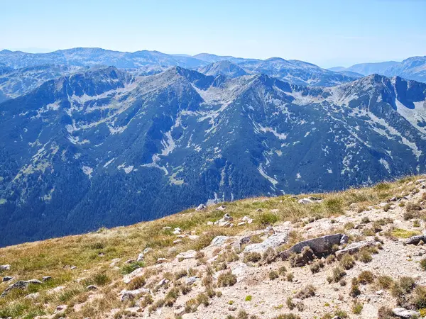 Bulgaristan 'ın Musala zirvesi ve Buz Gölü yakınlarındaki Rila dağının yaz manzarası