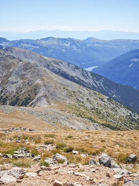 Bulgaristan 'ın Musala zirvesi ve Buz Gölü yakınlarındaki Rila dağının yaz manzarası